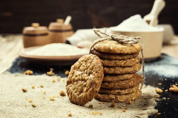 Bisküvi tatlı kurabiye arka plan. Yerli yığılmış tereyağı bisküvi desen kavramı, makro yakından. Ev yapımı kurabiye ahşap masa üzerinde. Mısır gevreği bisküvi susam, yer fıstığı, ayçiçeği ve amaranth.