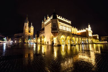 Krakow, Polonya. Pazar Meydanı gece. Main Market Square Cracow içinde Cracow, Sukiennice, Cloth Hall - bir dönüm noktası Rynek (Pazar Meydanı, eski şehrin en önemli Meydanı olduğunu)