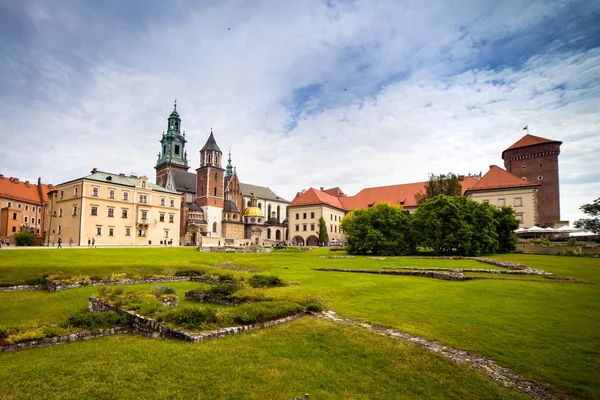 10 Julio 2017, Cracovia Castillo de Wawel en el día, colina de Wawel con catedral y castillo, complejo de castillo de Wawel en Cracovia, Polonia, centro histórico, una ciudad con arquitectura antigua . — Foto de Stock