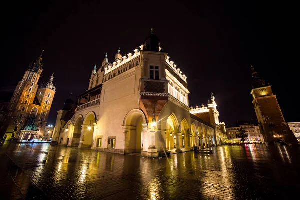 Krakow, Polonya. Pazar Meydanı gece. Main Market Square Cracow içinde Cracow, Sukiennice, Cloth Hall - bir dönüm noktası Rynek (Pazar Meydanı, eski şehrin en önemli Meydanı olduğunu)