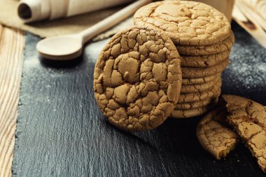 Bisküvi tatlı kurabiye arka plan. Yerli yığılmış tereyağı bisküvi desen kavramı, makro yakından. Ev yapımı kurabiye ahşap masa üzerinde. Mısır gevreği bisküvi susam, yer fıstığı, ayçiçeği ve amaranth.
