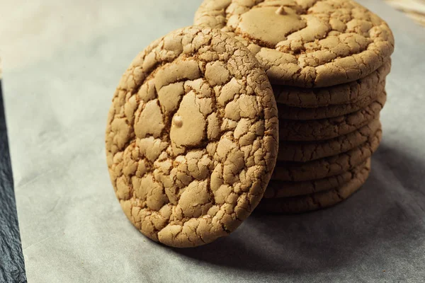 Bisküvi tatlı kurabiye arka plan. Yerli yığılmış tereyağı bisküvi desen kavramı, makro yakından. Ev yapımı kurabiye ahşap masa üzerinde. Mısır gevreği bisküvi susam, yer fıstığı, ayçiçeği ve amaranth.