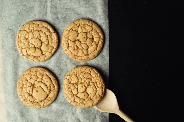 Bisküvi tatlı kurabiye arka plan. Yerli yığılmış tereyağı bisküvi desen kavramı, makro yakından. Ev yapımı kurabiye ahşap masa üzerinde. Mısır gevreği bisküvi susam, yer fıstığı, ayçiçeği ve amaranth.
