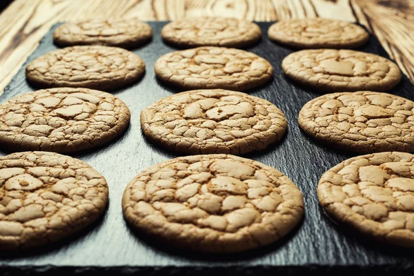 Galleta dulce galleta de fondo. Concepto de patrón de galletas de mantequilla apiladas domésticas, cierre macro.Galletas caseras en mesa de madera.Galletas de cereales con sésamo, cacahuetes, girasol y amaranto . — Foto de Stock