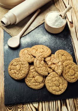 Bisküvi tatlı kurabiye arka plan. Yerli yığılmış tereyağı bisküvi desen kavramı, makro yakından. Ev yapımı kurabiye ahşap masa üzerinde. Mısır gevreği bisküvi susam, yer fıstığı, ayçiçeği ve amaranth.