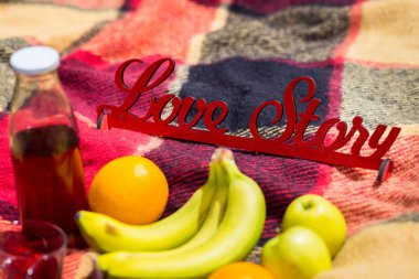 Çimlerde piknik. meyve suyu, meyve, piknik seven çim, sağlıklı yiyecek ve aksesuarları, piknik çim yaz saati dinlenme, Parkta piknik üzerinde çift