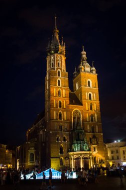 09 Temmuz 2017, Polonya, Krakow. Pazar Meydanı gece. Main Market Square Cracow içinde Cracow, Sukiennice, Cloth Hall - bir dönüm noktası Rynek (Pazar Meydanı, eski şehrin en önemli Meydanı olduğunu)