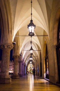 09 Temmuz, 2017-Krakow, Polonya - eski şehir merkezi, Krakow Pazar Meydanı, tarihi merkez, antik mimariye sahip bir şehir. Krakow Cloth Hall geceleri