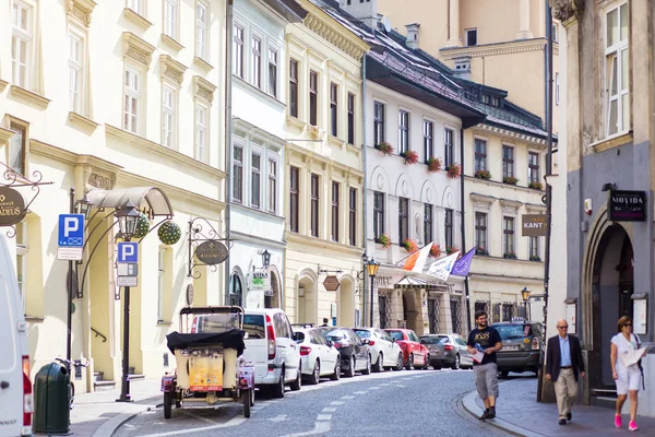 10 Temmuz 2017-Krakow, Polonya - eski şehir merkezi, Krakow Pazar Meydanı, tarihi merkez, antik mimariye sahip bir şehir.