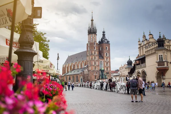 10 julio 2017-Cracovia, Polonia - Transporte con caballos, Centro de la ciudad vieja, Plaza del Mercado de Cracovia, centro histórico, una ciudad con arquitectura antigua . — Foto de Stock