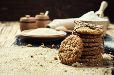 Bisküvi tatlı kurabiye arka plan. Yerli yığılmış tereyağı bisküvi desen kavramı, makro yakından. Ev yapımı kurabiye ahşap masa üzerinde. Mısır gevreği bisküvi susam, yer fıstığı, ayçiçeği ve amaranth.