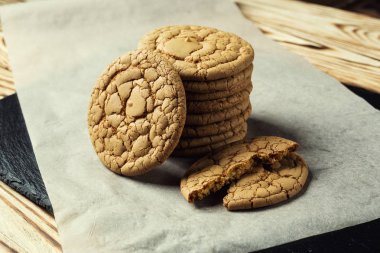 Bisküvi tatlı kurabiye arka plan. Yerli yığılmış tereyağı bisküvi desen kavramı, makro yakından. Ev yapımı kurabiye ahşap masa üzerinde. Mısır gevreği bisküvi susam, yer fıstığı, ayçiçeği ve amaranth.