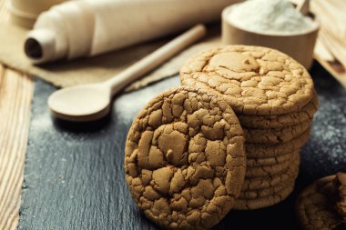 Bisküvi tatlı kurabiye arka plan. Yerli yığılmış tereyağı bisküvi desen kavramı, makro yakından. Ev yapımı kurabiye ahşap masa üzerinde. Mısır gevreği bisküvi susam, yer fıstığı, ayçiçeği ve amaranth.