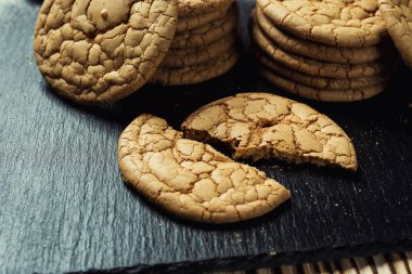 Bisküvi tatlı kurabiye arka plan. Yerli yığılmış tereyağı bisküvi desen kavramı, makro yakından. Ev yapımı kurabiye ahşap masa üzerinde. Mısır gevreği bisküvi susam, yer fıstığı, ayçiçeği ve amaranth.