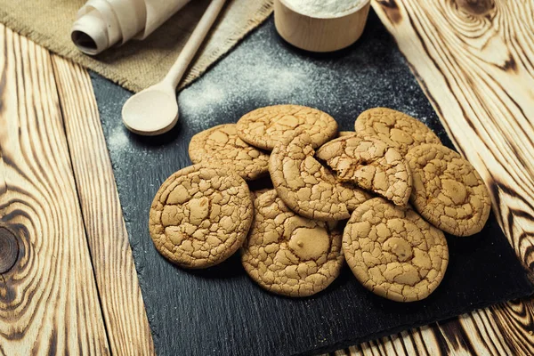Bisküvi tatlı kurabiye arka plan. Yerli yığılmış tereyağı bisküvi desen kavramı, makro yakından. Ev yapımı kurabiye ahşap masa üzerinde. Mısır gevreği bisküvi susam, yer fıstığı, ayçiçeği ve amaranth.