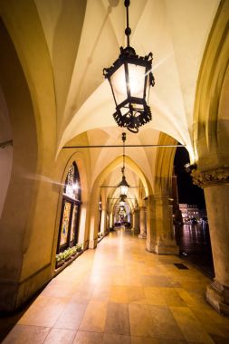 Krakow, Polonya. Pazar Meydanı gece. Main Market Square Cracow içinde Cracow, Sukiennice, Cloth Hall - bir dönüm noktası Rynek (Pazar Meydanı, eski şehrin en önemli Meydanı olduğunu)
