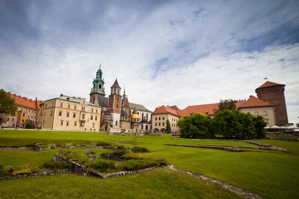 10 Julio 2017, Cracovia Castillo de Wawel en el día, colina de Wawel con catedral y castillo, complejo de castillo de Wawel en Cracovia, Polonia, centro histórico, una ciudad con arquitectura antigua . — Foto de Stock