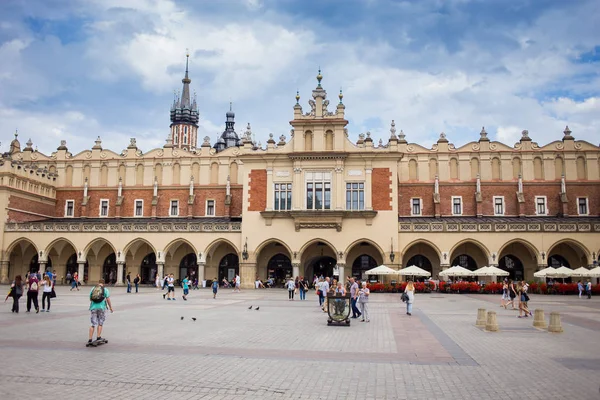 10 Temmuz 2017, Krakow, Polonya - eski şehir merkezi, Krakow Pazar Meydanı, tarihi merkez, antik mimariye sahip bir şehir. Krakow Cloth Hall
