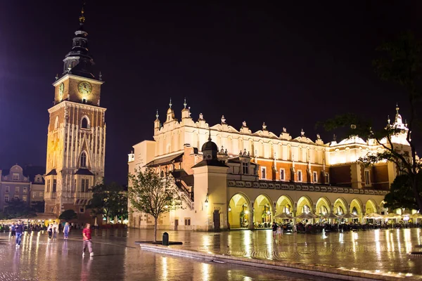 Krakow, Polonya. Pazar Meydanı gece. Main Market Square Cracow içinde Cracow, Sukiennice, Cloth Hall - bir dönüm noktası Rynek (Pazar Meydanı, eski şehrin en önemli Meydanı olduğunu)