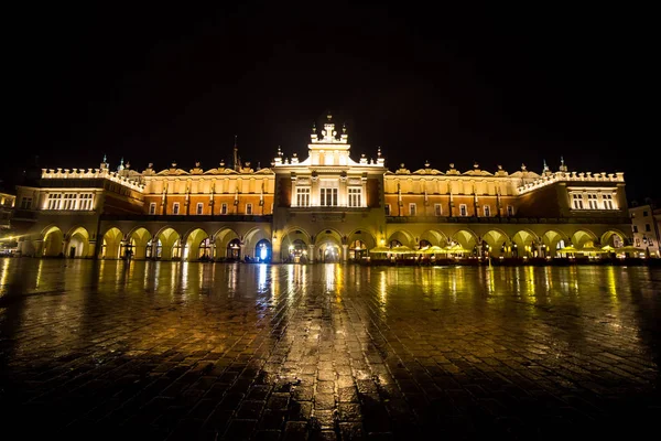 Polónia, Cracóvia. Praça do Mercado à noite.A Praça do Mercado Principal em Cracóvia é a praça mais importante da Cidade Velha em Cracóvia, Sukiennice, o Cloth Hall - um marco de Rynek (a praça do mercado ) — Fotografia de Stock