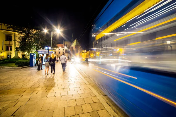 12 Temmuz 2017, Polonya, Krakow. Pazar Meydanı gece. Main Market Square Cracow içinde Cracow, Sukiennice, Cloth Hall - bir dönüm noktası Rynek (Pazar Meydanı, eski şehrin en önemli Meydanı olduğunu)