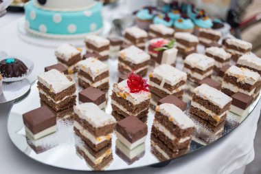 Çikolata. Lezzetli tatlı büfesi kekler. Tatlı tatil büfesi kekler ve diğer tatlılar. Tatlılar, şekerler, tatlı, iyi ki doğdun kavramı içeren tablo