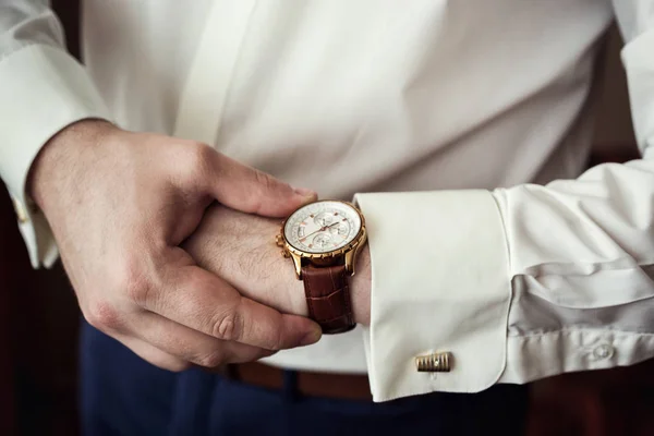Homme d'affaires horloge vêtements, homme d'affaires vérifier l'heure sur sa montre-bracelet. main des hommes avec une montre, montre sur la main d'un homme, les honoraires du marié, préparation au travail, mettre l'horloge sur la main, fixer l'heure de la montre de l'horloge, le style de l'homme — Photo