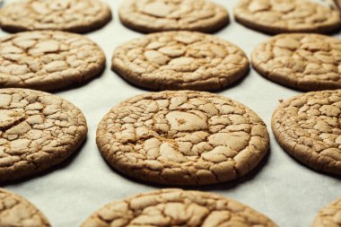 Bisküvi tatlı kurabiye arka plan. Yerli yığılmış tereyağı bisküvi desen kavramı, makro yakından. Ev yapımı kurabiye ahşap masa üzerinde. Mısır gevreği bisküvi susam, yer fıstığı, ayçiçeği ve amaranth.