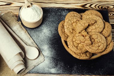 Bisküvi tatlı kurabiye arka plan. Yerli yığılmış tereyağı bisküvi desen kavramı, makro yakından. Ev yapımı kurabiye ahşap masa üzerinde. Mısır gevreği bisküvi susam, yer fıstığı, ayçiçeği ve amaranth.