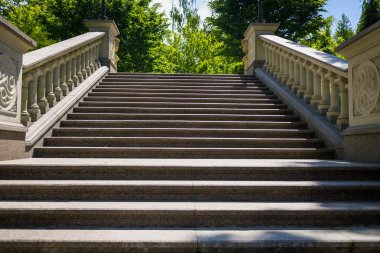 Merdiven rüzgarlar kadar yaz hillside, merdivenler açık havada, uzun merdivenleri adım, adım uzun merdivenlerden beton merdiven mimari öğesi. Yangın kaçış merdiveni