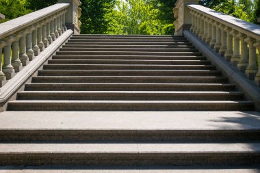 Merdiven rüzgarlar kadar yaz hillside, merdivenler açık havada, uzun merdivenleri adım, adım uzun merdivenlerden beton merdiven mimari öğesi. Yangın kaçış merdiveni