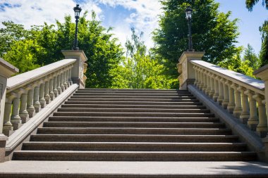 Merdiven rüzgarlar kadar yaz hillside, merdivenler açık havada, uzun merdivenleri adım, adım uzun merdivenlerden beton merdiven mimari öğesi. Yangın kaçış merdiveni