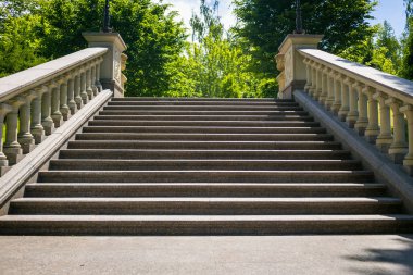 Merdiven rüzgarlar kadar yaz hillside, merdivenler açık havada, uzun merdivenleri adım, adım uzun merdivenlerden beton merdiven mimari öğesi. Yangın kaçış merdiveni