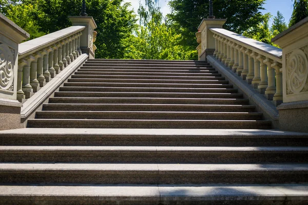 Merdiven rüzgarlar kadar yaz hillside, merdivenler açık havada, uzun merdivenleri adım, adım uzun merdivenlerden beton merdiven mimari öğesi. Yangın kaçış merdiveni