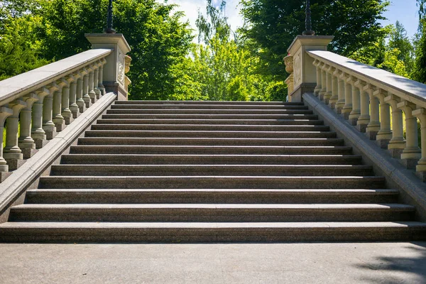 Merdiven rüzgarlar kadar yaz hillside, merdivenler açık havada, uzun merdivenleri adım, adım uzun merdivenlerden beton merdiven mimari öğesi. Yangın kaçış merdiveni