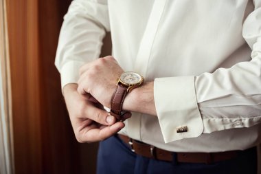 işadamı saat giyim, onun wris zamanında kontrol işadamı