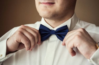 adam kelebek kıyafetler, papyon üzerinde koyarak işadamı. Takım elbise, Han