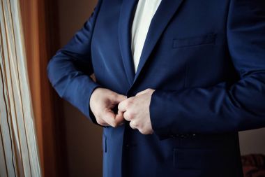 İşadamı bir ceket giyer. Jac giyen keskin giyinmiş fashionist