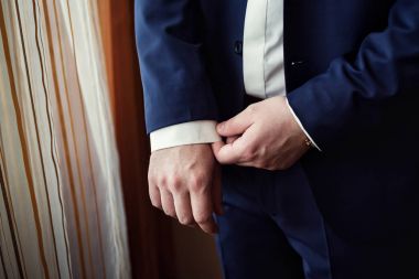 İşadamı bir ceket giyer. Jac giyen keskin giyinmiş fashionist