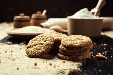 Bisküvi tatlı kurabiye arka plan. Yerli yığılmış tereyağı bisküvi desen kavramı, makro yakından. Ev yapımı kurabiye ahşap masa üzerinde. Mısır gevreği bisküvi susam, yer fıstığı, ayçiçeği ve amaranth.