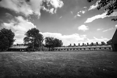 Auschwitz, Polonya - 11 Temmuz 2017; Müze Auschwitz - Holokost Müzesi. Ve yazıt iş ile toplama kampı Auschwitz ana kapısı ücretsiz yapar size.