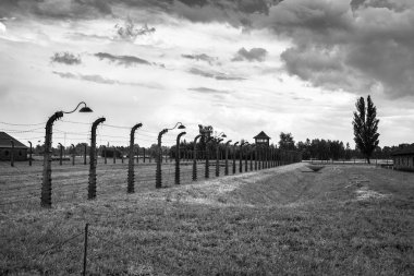 Kışla ve dikenli tel (Polonya) Auschwitz toplama kampında. Müze Auschwitz - Birkenau.Barbed telle bir toplama kampı.