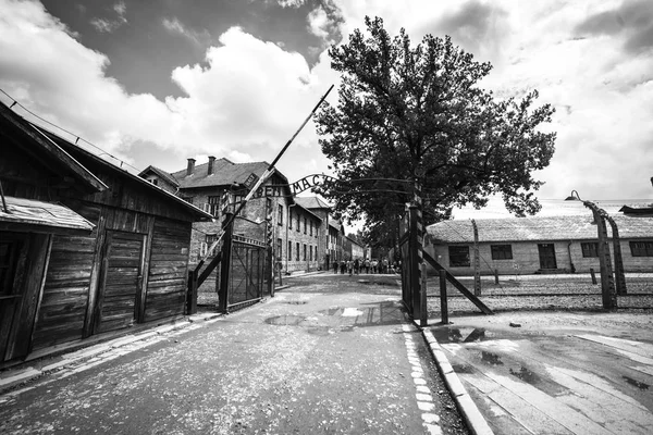 Auschwitz, Polska - 11 lipca 2017 r.; Muzeum Auschwitz - Muzeum Holokaustu. Głównej bramy obozu koncentracyjnego Auschwitz z napisem pracy sprawia, że wolna. — Zdjęcie stockowe