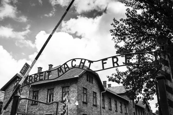 AUSCHWITZ, POLOGNE - 11 juillet 2017 ; Musée Auschwitz - Musée commémoratif de l'Holocauste. La porte principale du camp de concentration Auschwitz avec le travail d'inscription vous rend libre . — Photo
