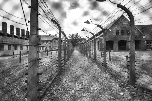 Laktanyák és a szögesdrót, a koncentrációs tábor, Auschwitz (Lengyelország). Múzeum Auschwitz - Birkenau.Barbed vezetékes, ezen a környéken: egy koncentrációs tábor. — Stock Fotó