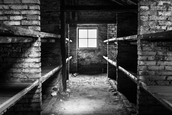 Cuartel dentro de la sala de estar en el campo de concentración Auschwitz Birkenau KZ Polonia . — Foto de Stock
