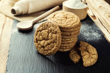 Bisküvi tatlı kurabiye arka plan. Yerli yığılmış tereyağı bisküvi desen kavramı, makro yakından. Ev yapımı kurabiye ahşap masa üzerinde. Mısır gevreği bisküvi susam, yer fıstığı, ayçiçeği ve amaranth.