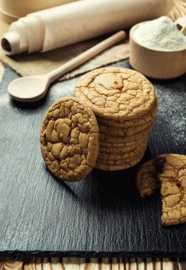 Bisküvi tatlı kurabiye arka plan. Yerli yığılmış tereyağı bisküvi desen kavramı, makro yakından. Ev yapımı kurabiye ahşap masa üzerinde. Mısır gevreği bisküvi susam, yer fıstığı, ayçiçeği ve amaranth.