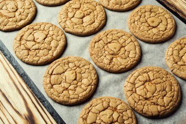 Bisküvi tatlı kurabiye arka plan. Yerli yığılmış tereyağı bisküvi desen kavramı, makro yakından. Ev yapımı kurabiye ahşap masa üzerinde. Mısır gevreği bisküvi susam, yer fıstığı, ayçiçeği ve amaranth.