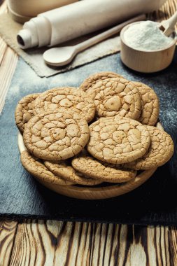 Bisküvi tatlı kurabiye arka plan. Yerli yığılmış tereyağı bisküvi desen kavramı, makro yakından. Ev yapımı kurabiye ahşap masa üzerinde. Mısır gevreği bisküvi susam, yer fıstığı, ayçiçeği ve amaranth.